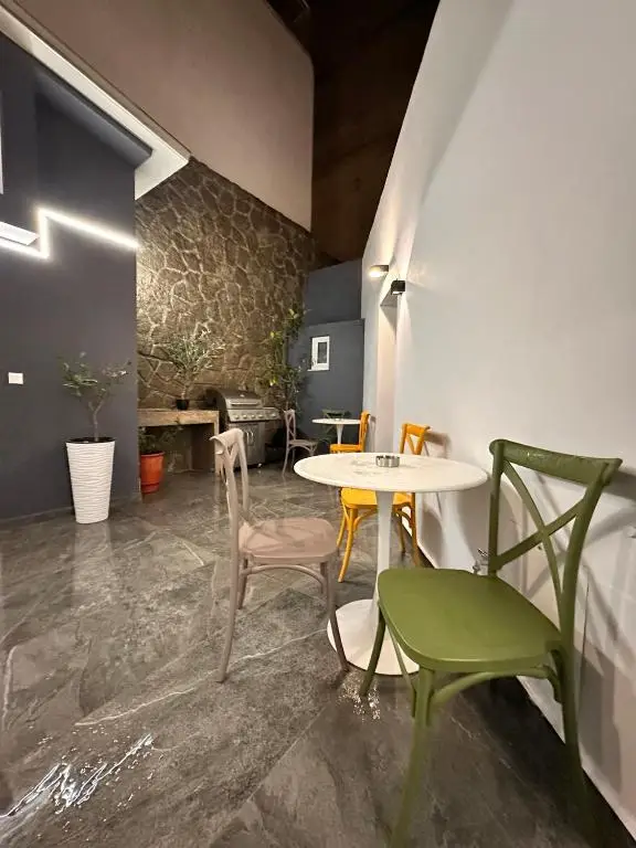 Άποψη αυλής 01 AVM Superior Suite